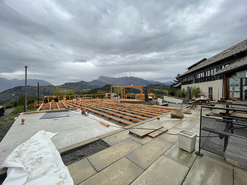 Préparation de la structure en bois de la terrasse à Rechastel
