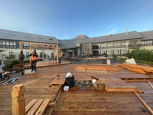 Une belle terrasse en bois avec bar à l'extérieur